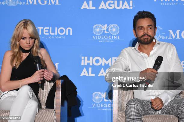 Eugenio Derbez and Anna Faris pose during a press conference to promote the film Hombre al Agua at St. Regis Hotel on May 07, 2018 in Mexico City,...