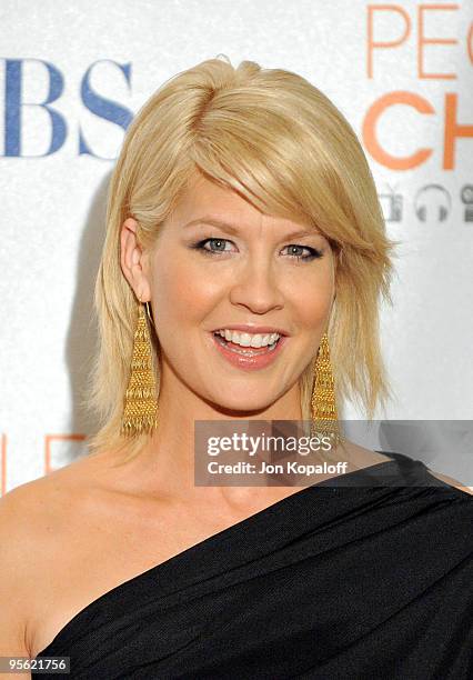 Actress Jenna Elfman poses at the People's Choice Awards 2010 held at the Nokia Theatre L.A. Live on January 6, 2010 in Los Angeles, California.