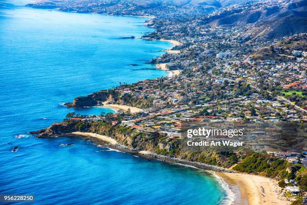 laguna beach california antenne - orange county crowded beaches stock-fotos und bilder