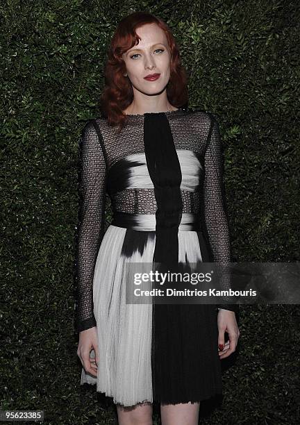 Karen Elson walks the red carpet at The CFDA/Vogue Fashion Fund Awards at Skylight Studio on November 16, 2009 in New York City.