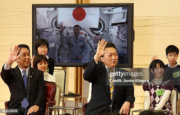 Japanese Prime Minister Yukio Hatoyama , Education, Culture, Sport, Science and Technology Minister Tatsuo Kawabata and school children of Hamasuka...