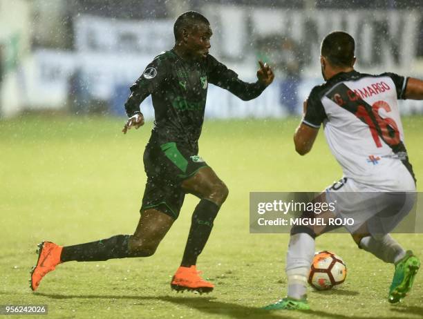 Colombia's Deportivo Cali midfielder Didier Delgado and Uruguay's Danubio defender Gonzalo Camargo vie for the ball during their Copa Sudamericana...