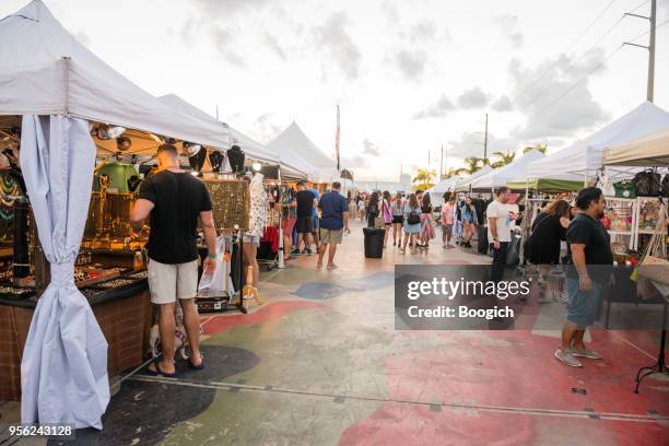 kleine unternehmen im markt zelte wynwood miami - pop up store stock-fotos und bilder