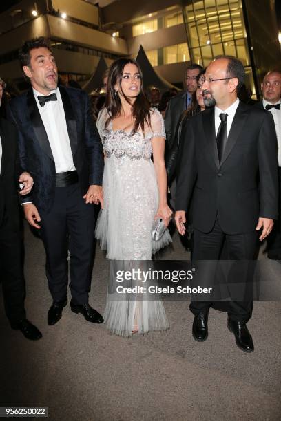 Javier Bardem and his wife Penelope Cruz and Director Asghar Farhadi leave the screening of "Everybody Knows " and the opening gala to gala dinner...
