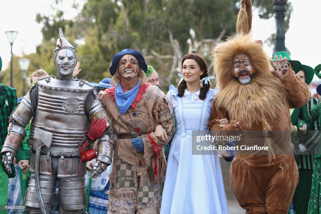 The Wizard of Oz Cast Walk The Streets Of Melbourne