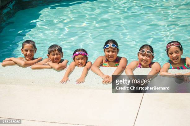 zeit am pool - hot mexican girls stock-fotos und bilder