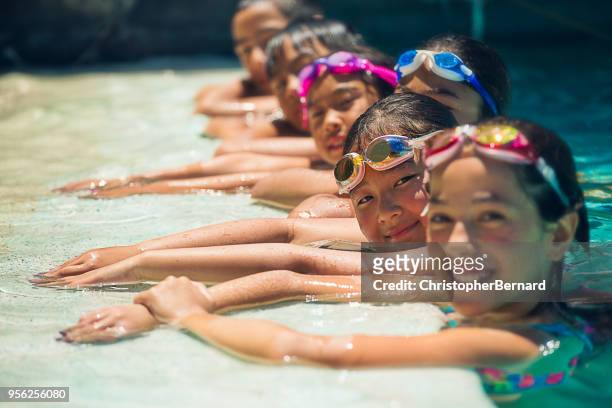 tiempo de la piscina - hot mexican girls fotografías e imágenes de stock