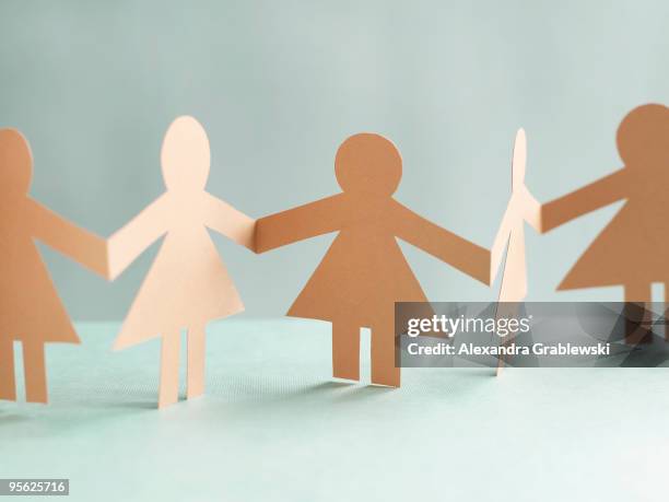 paper dolls horizontal - paper chain stock pictures, royalty-free photos & images