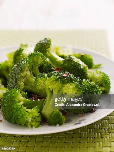 sauteed broccoli - sauteren stockfoto's en -beelden