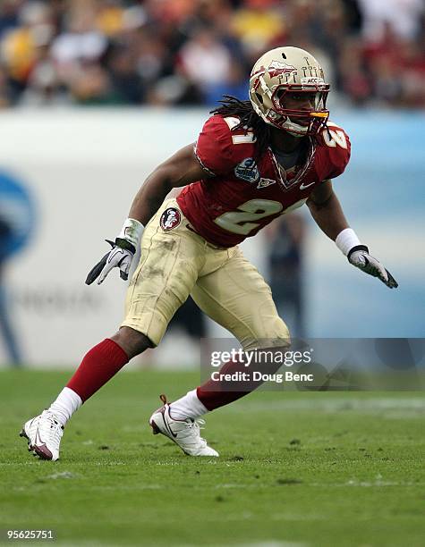 Cornerback Patrick Robinson of the Florida State Seminoles drops back into coverage against the West Virginia Mountaineers during the Konica Minolta...