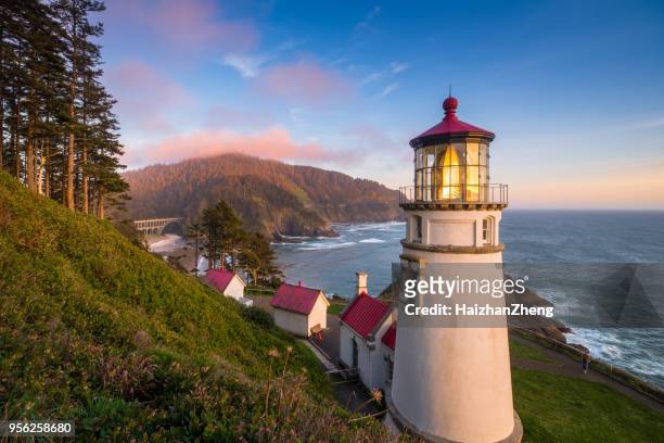 regal view heceta head lighthouse shining across oregon coast - costa de oregon imagens e fotografias de stock
