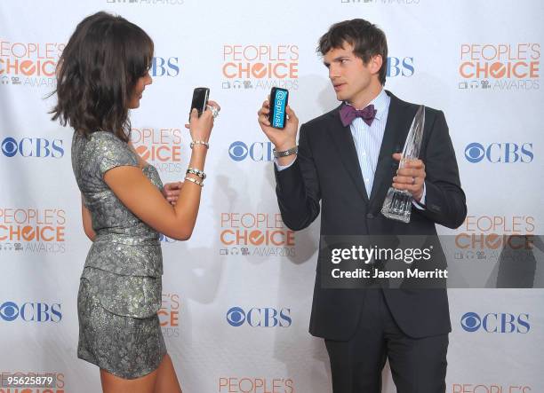 Actor Ashton Kutcher and actress Jessica Alba pose Kutcher's Favorite Web Celeb award in the press room during the People's Choice Awards 2010 held...