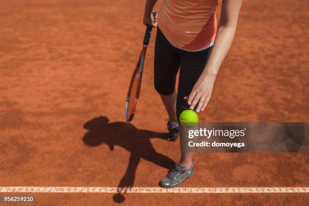 gros plan d’une joueuse de tennis se préparent à servir - tennis raquet close up photos et images de collection