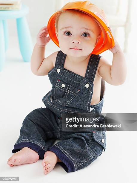 baby in hardhat - boy in hard hat photos et images de collection