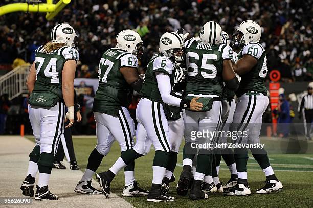 Jerricho Cotchery of the New York Jets celebrates his touchdown with teammates in the second quarter of the game against the Cincinnati Bengals at...