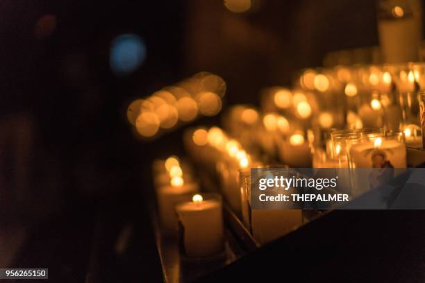 l’église de bougies paris - candle photos et images de collection