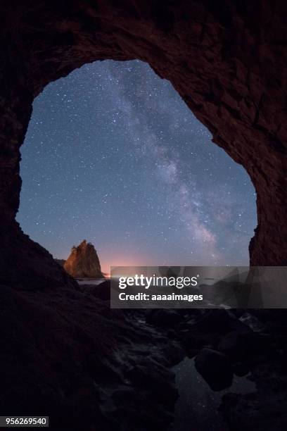 milky way over rialto beach in olympic national park - rialto beach fotografías e imágenes de stock