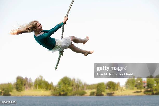 girl on rope swing  - repgunga bildbanksfoton och bilder