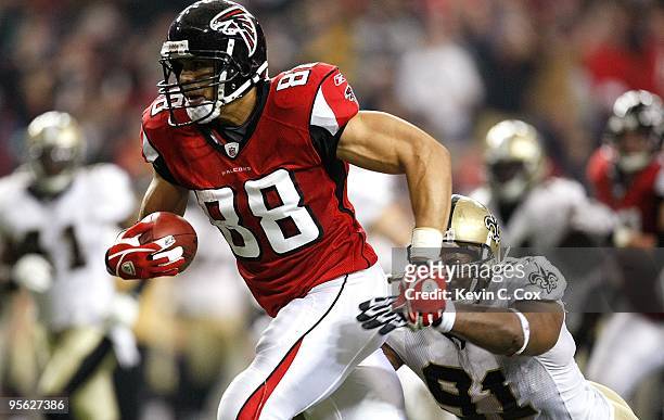Tony Gonzalez of the New Orleans Saints against Will Smith of the Atlanta Falcons at Georgia Dome on December 13, 2009 in Atlanta, Georgia.