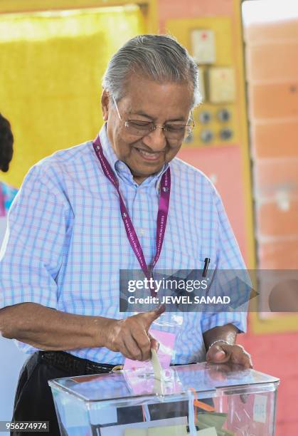 Former Malaysian prime minister and opposition party Pakatan Harapan's candidate Mahathir Mohamad casts his vote at a polling station during the 14th...