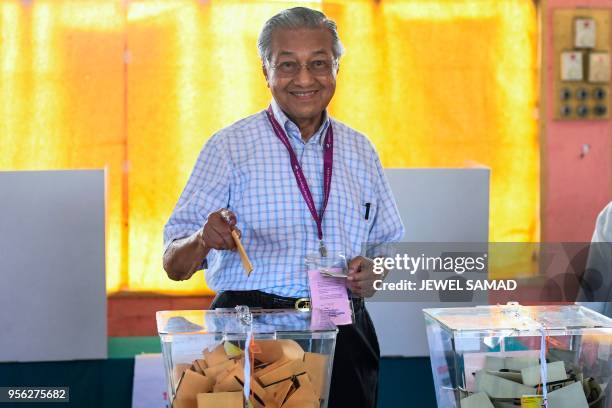 Former Malaysian prime minister and opposition party Pakatan Harapan's candidate Mahathir Mohamad casts his vote at a polling station during the 14th...