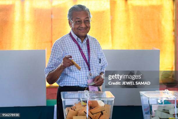 Former Malaysian prime minister and opposition party Pakatan Harapan's candidate Mahathir Mohamad casts his vote at a polling station during the 14th...