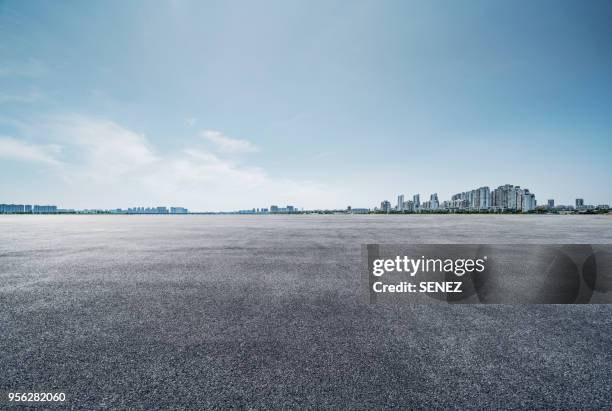 urban skyline, parking lot - empty parking lot stockfoto's en -beelden