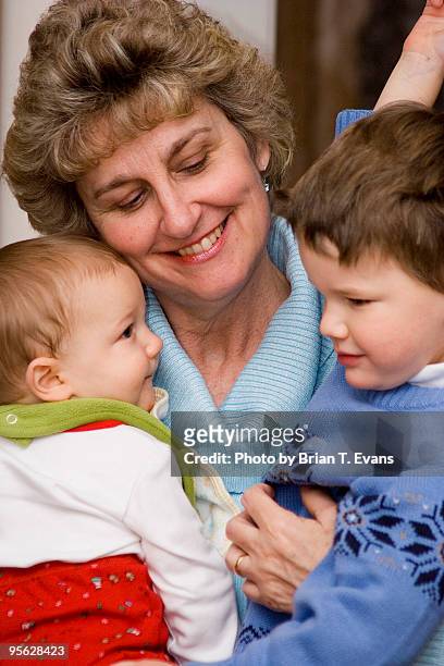 grandmother and grandsons on christmas morning - bebe evans photos et images de collection
