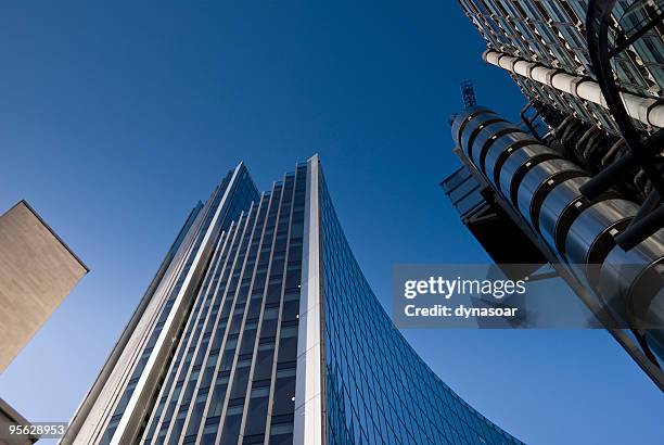 rascacielos en el distrito financiero de la ciudad, incluyendo la lloyds of london - sir norman foster building fotografías e imágenes de stock