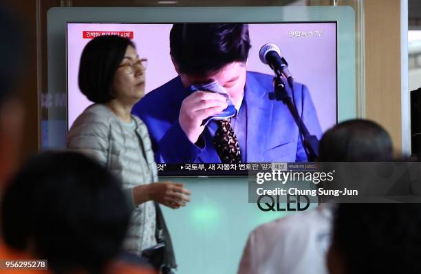 South Koreans watch on a screen reporting the U.S. Secretary of State Mike Pompeo visit to North Korea at the Seoul Railway Station on May 9, 2018 in...