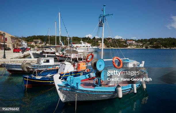 the small harbor with fishing boats - fiskardo stockfoto's en -beelden