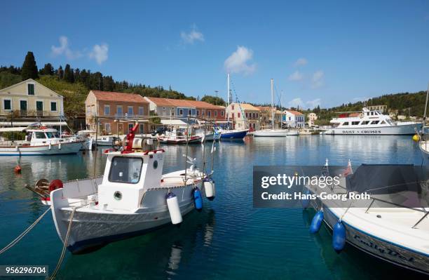 the small harbor with fishing boats - fiskardo stockfoto's en -beelden