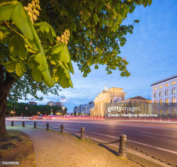 brandenburg gate berlin illuminated summer panorama with blue sky and city traffic - makarinus 個照片及圖片檔