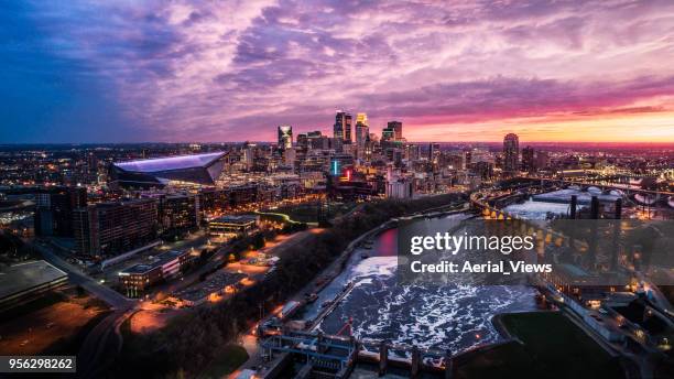 minneapolis skyline in de schemering - minnesota stockfoto's en -beelden