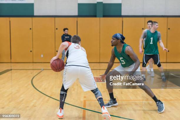 práctica del baloncesto de la universidad - entrenamiento deportivo fotografías e imágenes de stock