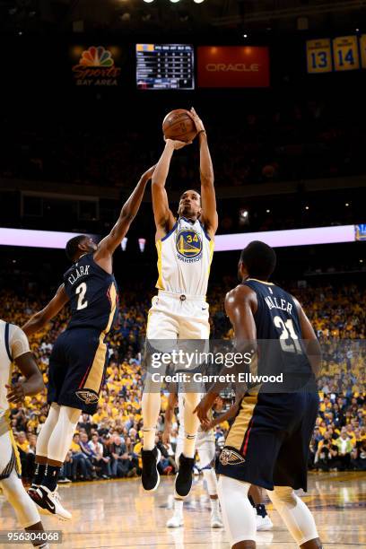 Shaun Livingston of the Golden State Warriors shoots the ball against the New Orleans Pelicans in Game Five of the Western Conference Semifinals of...
