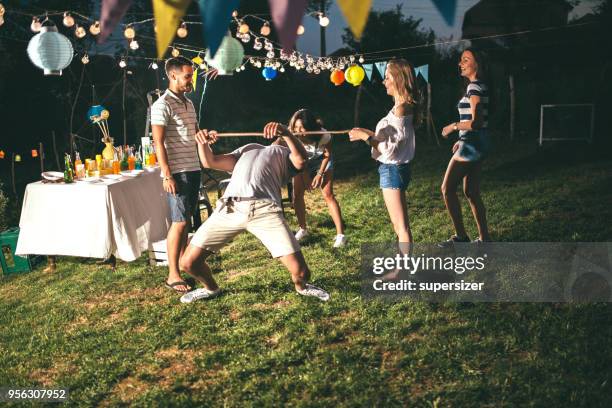 party unter freiem himmel - limbo stock-fotos und bilder