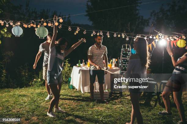 fiesta al aire libre - limbo blanco fotografías e imágenes de stock