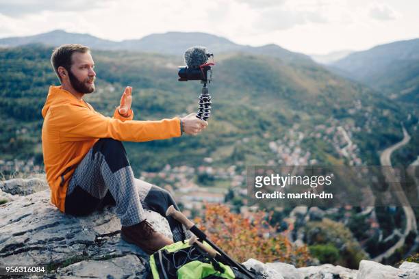 escursioni turistiche influencer e vlogging sulla cima della montagna - blog foto e immagini stock