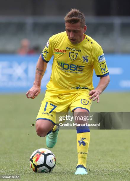 Emanuele Giaccherini of AC Chievo Verona in action during the serie A match between AC Chievo Verona and FC Crotone at Stadio Marc'Antonio Bentegodi...