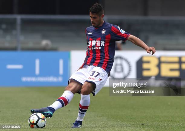 Davide Faraoni of FC Crotone in action during the serie A match between AC Chievo Verona and FC Crotone at Stadio Marc'Antonio Bentegodi on May 6,...