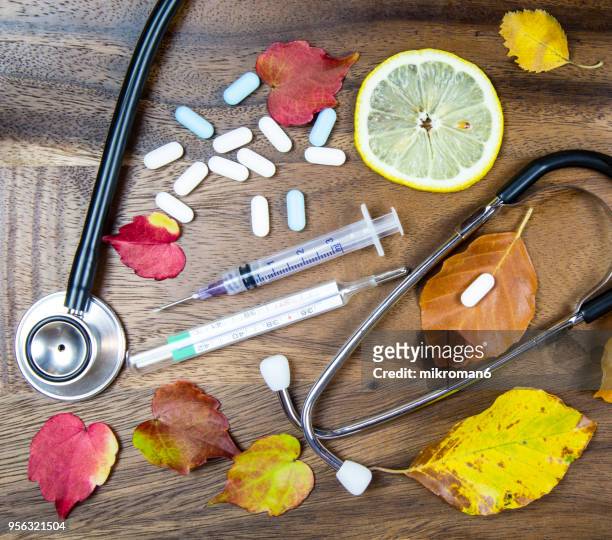 stethoscope, capsules and pills and digital medical thermometer. medical concept - fall prevention photos et images de collection