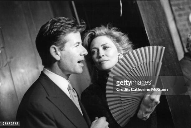 American fashion designer Calvin Klein and American actress Faye Dunaway pose for a photo on September 21, 1987 in New York City, New York.