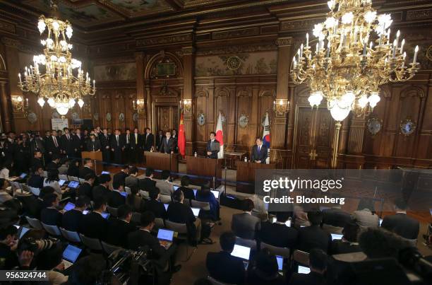 Shinzo Abe, Japan's prime minister, center, speaks as Li Keqiang, China's premier, center left, and Moon Jae-in, South Korea's president, center...