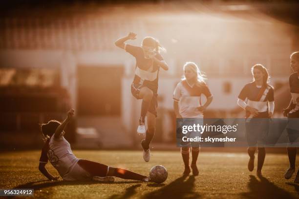 luta contra o rival na partida de futebol feminino! - jogador de defesa - fotografias e filmes do acervo