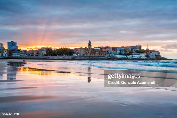san lorenzo beach in asturias - gijón fotografías e imágenes de stock