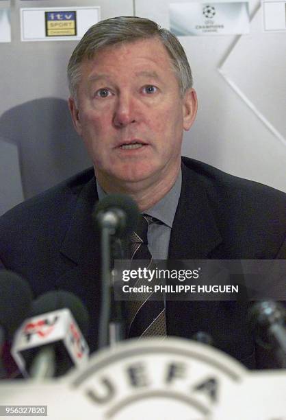 L'entraîneur du club britannique Manchester United, Sir Alex Ferguson, répond aux questions des journalistes, le 17 septembre 2001 au stade Old...