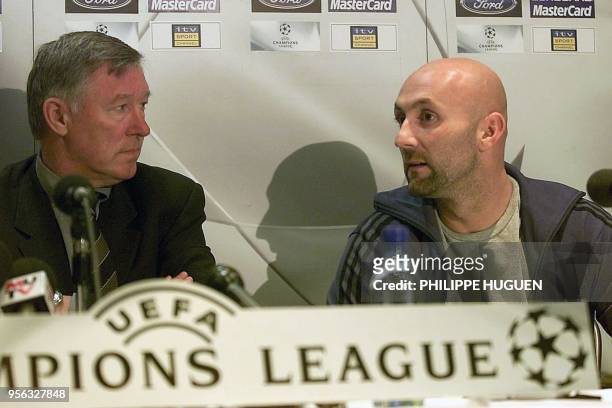 L'entraîneur du club britannique Manchester United Sir Alex Ferguson et son gardien de but, Fabien Barthez, répondent aux questions des journalistes,...