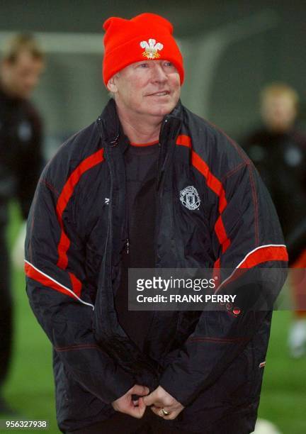 L'entraîneur de l'équipe de Manchester-United, Alex Ferguson, assiste à une séance d'entraînement de son équipe, le 19 février 2002 au stade de la...