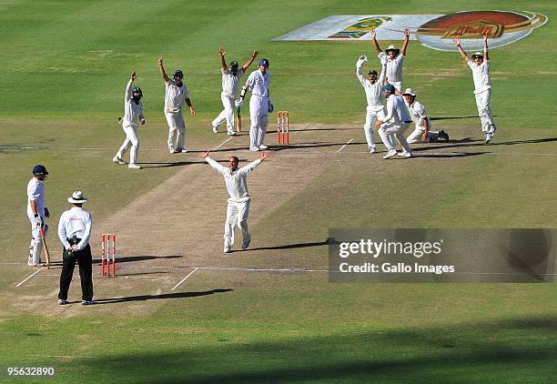 Duminy appeals a catch, but Stuart Broad of England survives during day 5 of the 3rd test match between South Africa and England from Newlands...